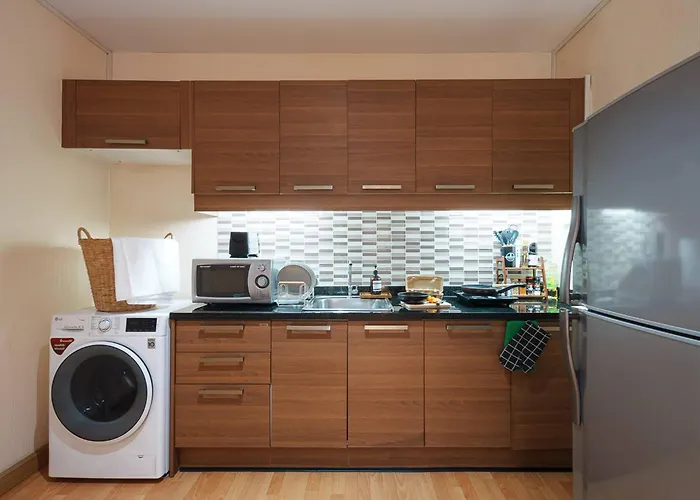 Apartment King With Kitchen-short Walk To Park,bts,mall *