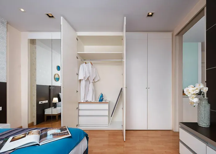King With Kitchen-short Walk To Park,bts,mall
